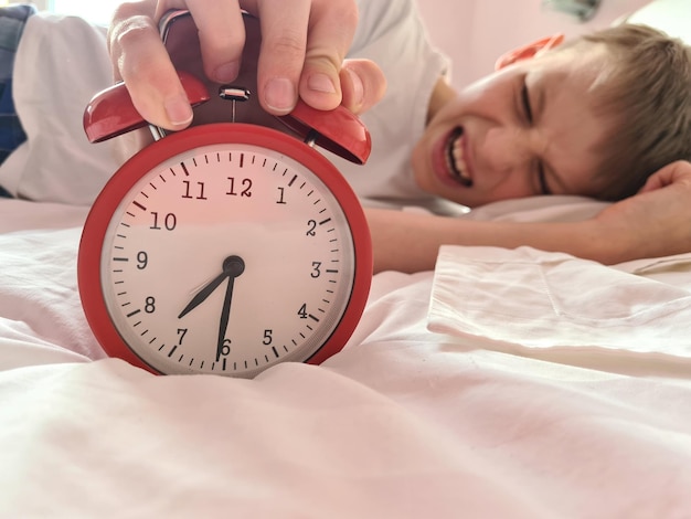 El adolescente grita y no quiere escuchar el despertador