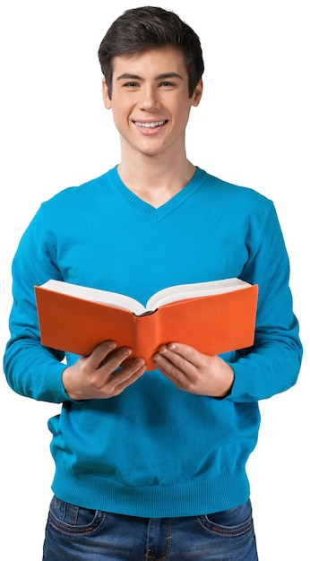 Adolescente guapo con libro aislado sobre fondo blanco.