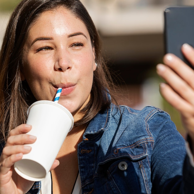 Adolescente hablando un selfie al aire libre