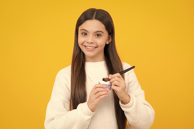 Adolescente haciendo maquillaje de belleza, sostenga el polvo y el cepillo