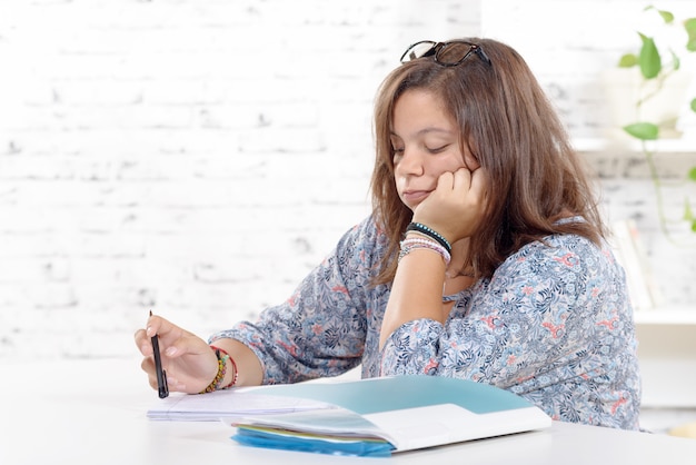 Foto adolescente haciendo su tarea en el aula