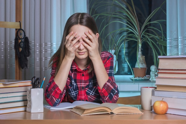 Foto adolescente está haciendo su tarea