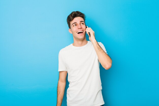 Adolescente hombre caucásico hablando por teléfono