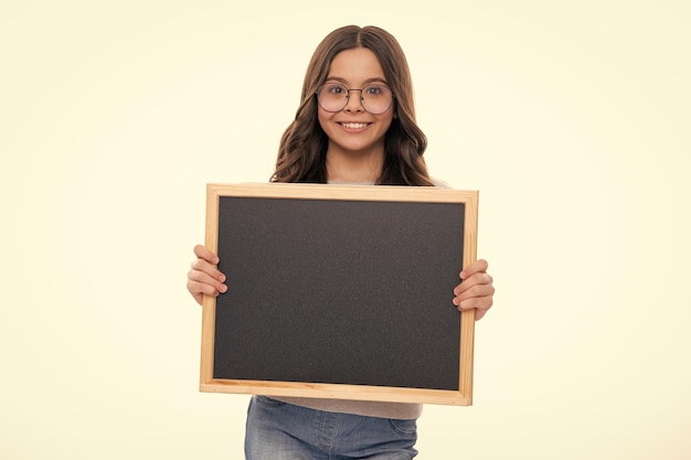 Foto adolescente jovem estudante segurando a escola quadro preto vazio isolado em fundo branco retrato de uma estudante adolescente rosto de menina feliz emoções positivas e sorridente