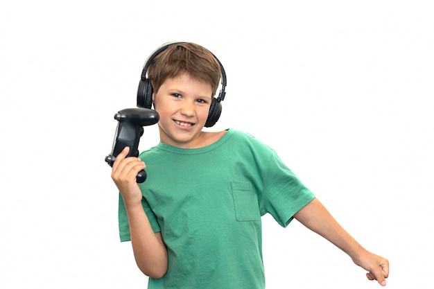 Adolescente juega un juego de computadora con auriculares y un joystick