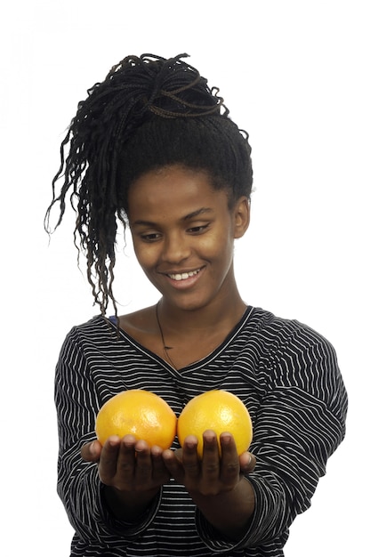 Adolescente jugando con una naranja,