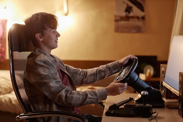 Foto un adolescente jugando a un videojuego de simulador de carreras