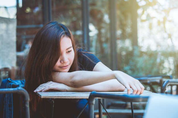 El adolescente de la juventud de Asia presionó concepto de la gente de la forma de vida en café.