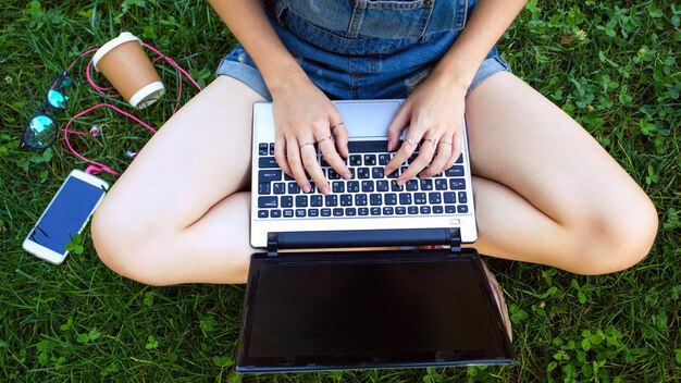 Adolescente con laptop