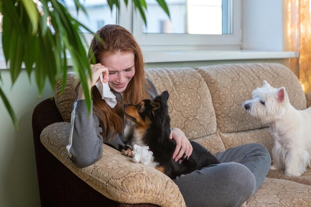 Adolescente llorando en casa abrazando a un perro depresión tras romper con un chico