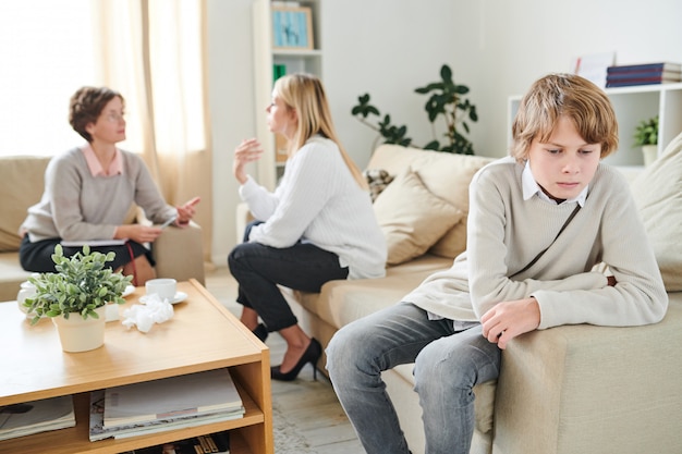 Adolescente malentendido por madre