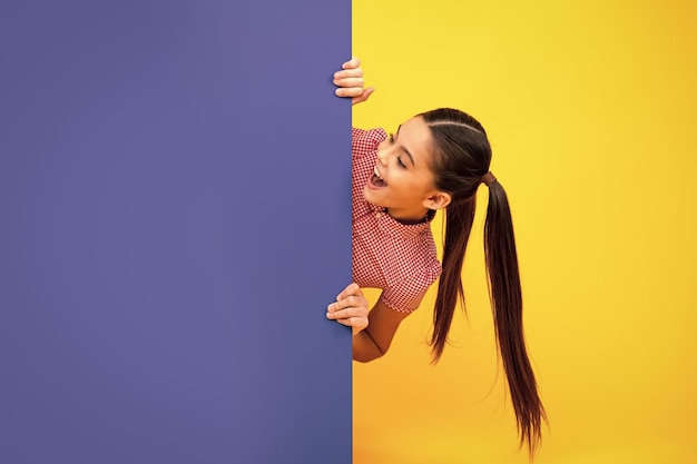 Adolescente mantém um espaço em branco para notificação informando Publicidade e venda Conceito de vendas de mercados e lojas placa em branco para espaço de cópia Emoções positivas e sorridentes felizes de adolescente