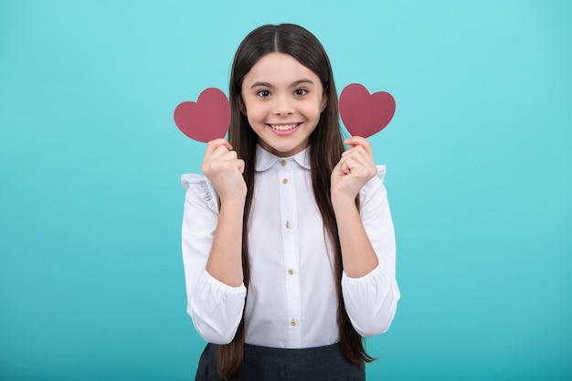 Adolescente mantenga forma corazón signo en forma de corazón Niño sosteniendo un corazón rojo amor vacaciones símbolo de San Valentín