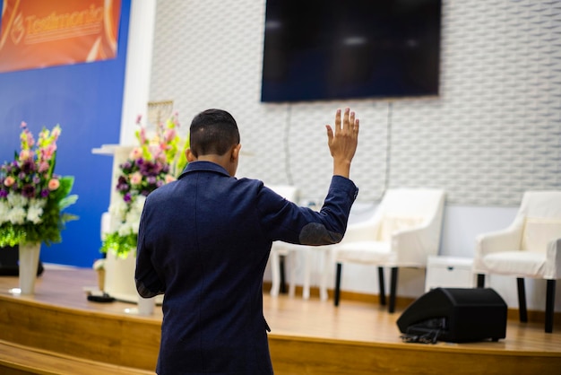 Foto adolescente mão para cima altar da igreja salvação libertação