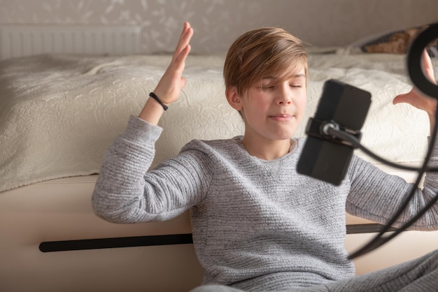 Adolescente menino fazendo selfie e blogando para redes sociais