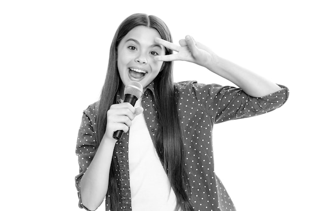 Adolescente con micrófono cantando sobre fondo blanco con cara divertida Cantando encantadora cantante chica sostener micrófono