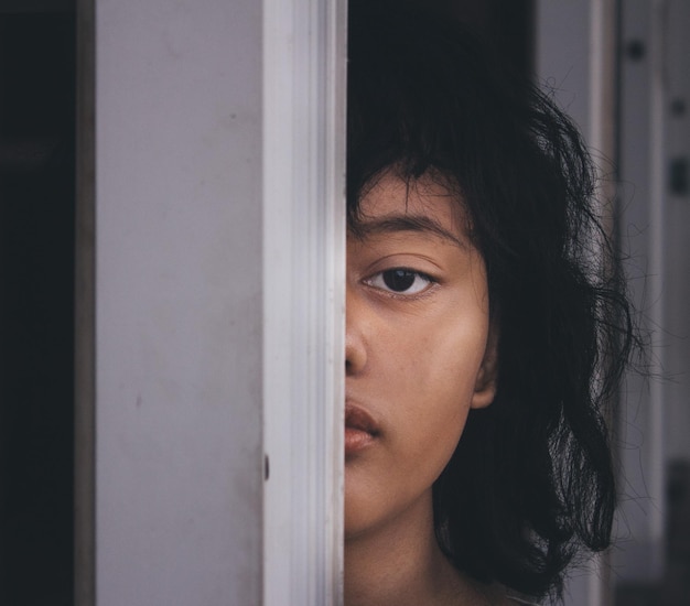 Una adolescente mirando a la cámara