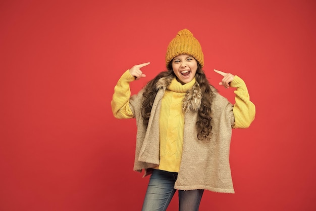 Foto adolescente de moda de temporada de otoño en ropa de lana suave tendencias de ropa de abrigo felicidad infantil ropa de accesorios de prendas de punto disfrutar del clima y la suavidad suéter acogedor