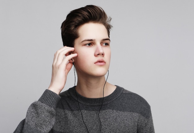 Adolescente moderno gosta de música em fones de ouvido