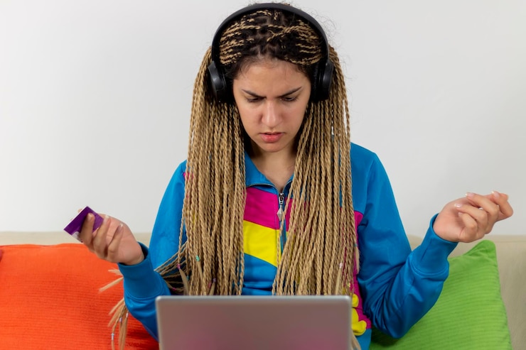 Foto una adolescente molesta y preocupada que tiene problemas con el servicio bancario de software recibiendo malas noticias