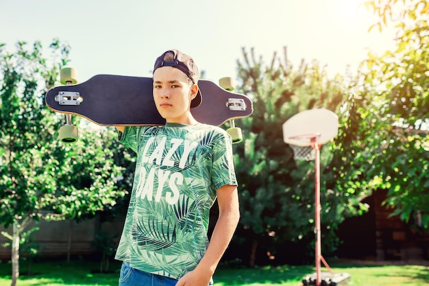 El adolescente con monopatín soleado día de otoño