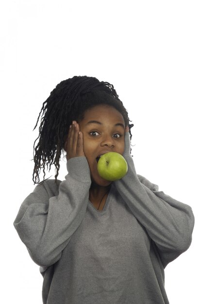 Adolescente mordiendo una manzana