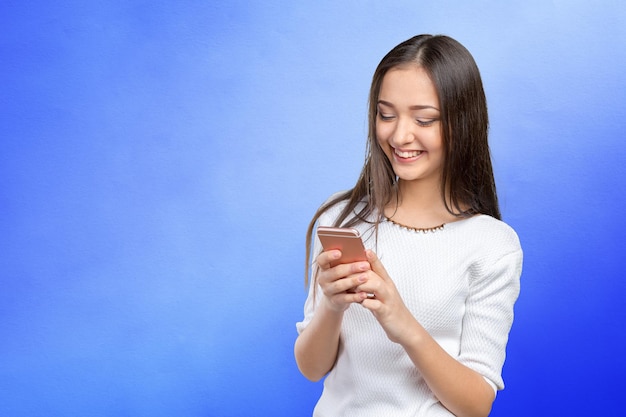 Adolescente muito feminino usando smartphone