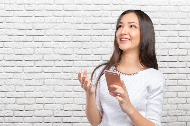 Adolescente muito feminino usando smartphone