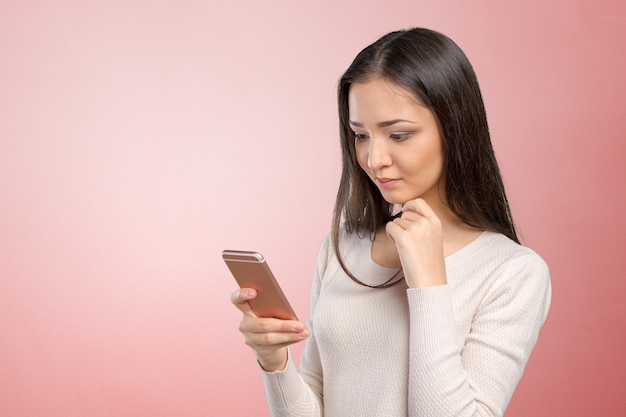 Adolescente muito feminino usando smartphone