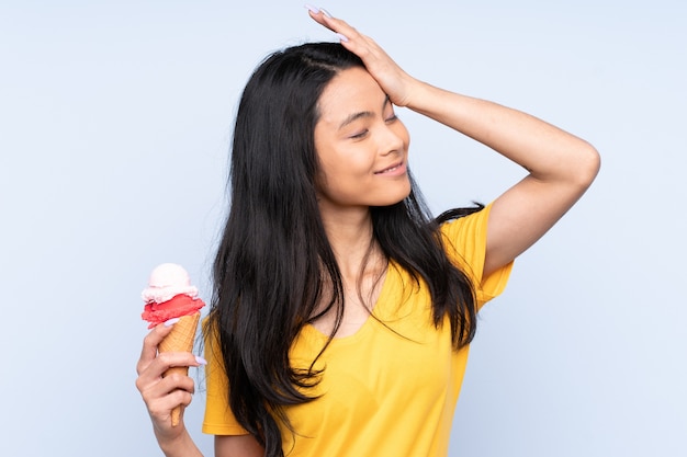 Adolescente mujer asiática con un helado de cucurucho aislado