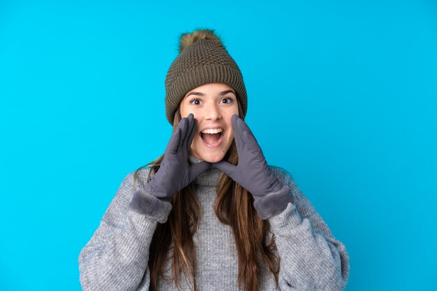 Adolescente mujer con sombrero de invierno