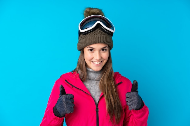 Adolescente mujer con sombrero de invierno