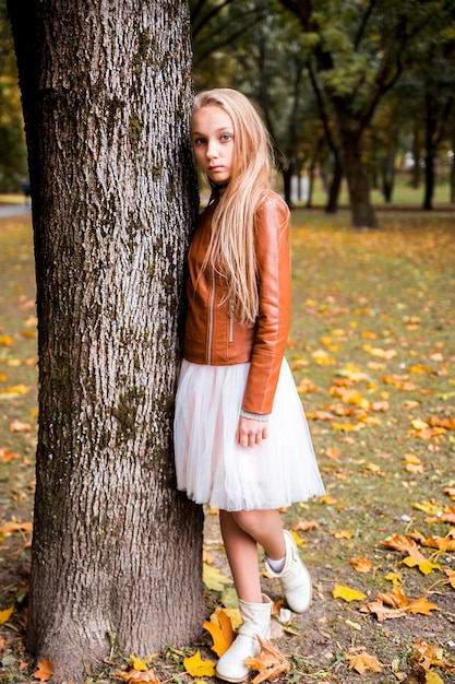 Adolescente na floresta de outono
