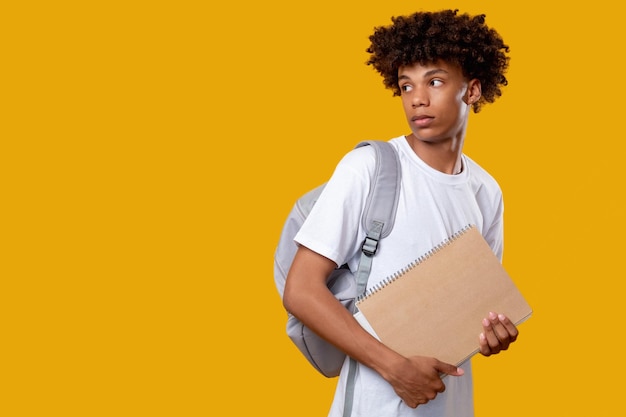 Adolescente negro presión social joven estudiante