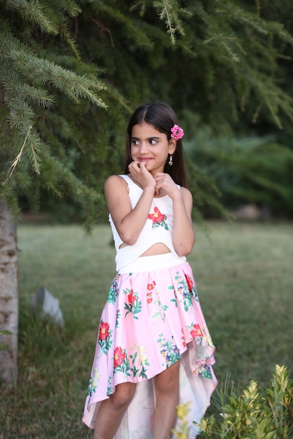 Adolescente niña caminando por el campo con flores estilo de vida en la naturaleza