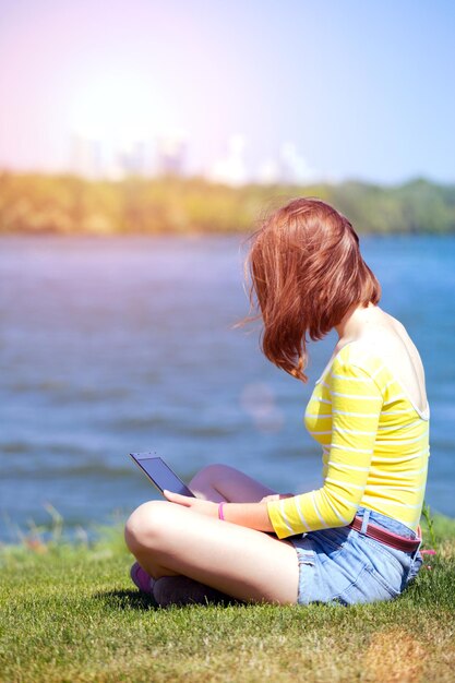 adolescente niña, con, un, computador portatil