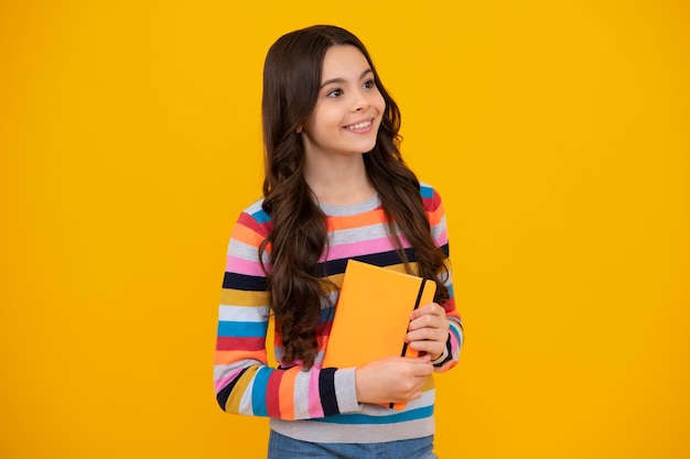Adolescente, niña de la escuela, con, libros, aislado, estudio, plano de fondo