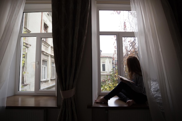 adolescente niña, sentado, en, un, ventana