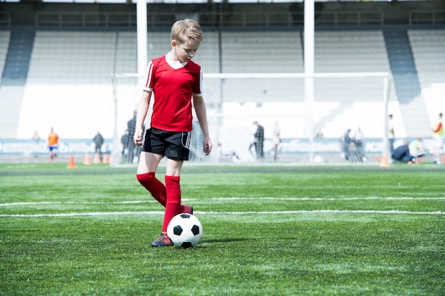 Adolescente no campo de futebol