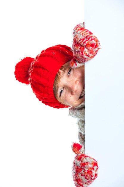 Foto adolescente no estilo inverno olhando para um quadro em branco