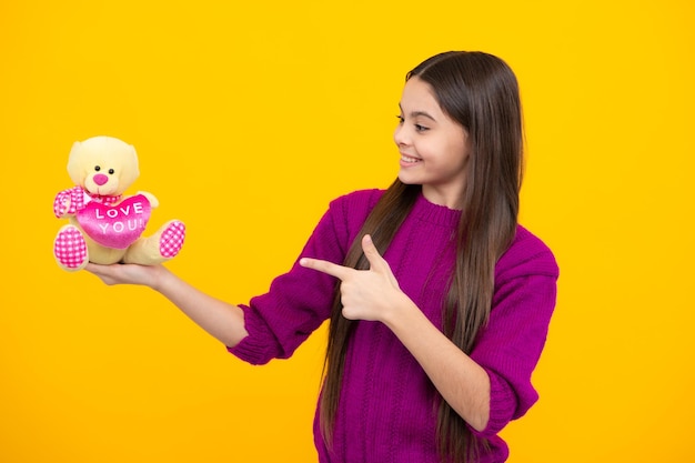 Foto adolescente con oso de peluche de juguete con corazón de amor para el día de san valentín adolescente abrazando juguete juguetes infantiles y niños linda adolescente abrazando su juguete esponjoso favorito