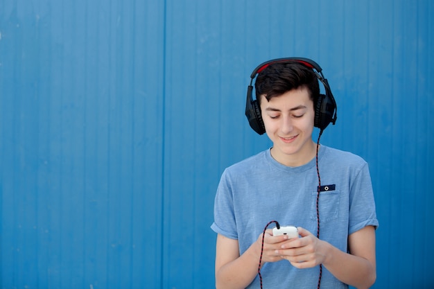 Adolescente ouvindo música com fones de ouvido