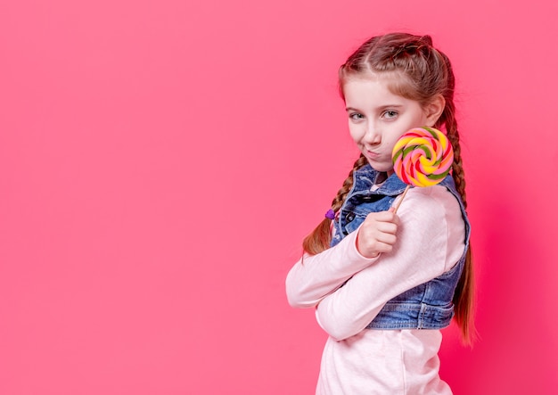 Foto adolescente con paleta de caramelo colorido