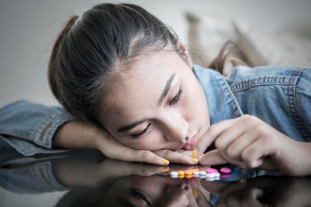 La adolescente parece adicta a las drogas.