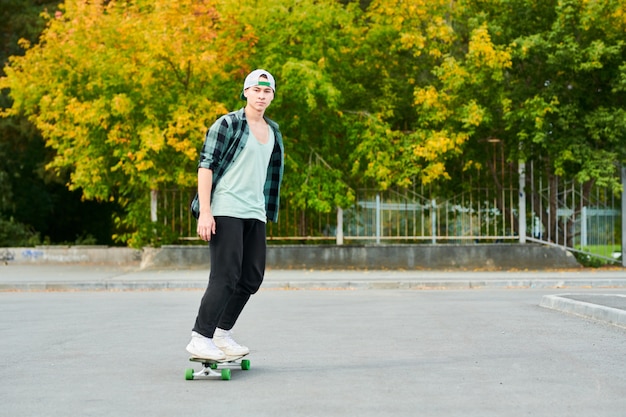 Adolescente en el parque de patinaje