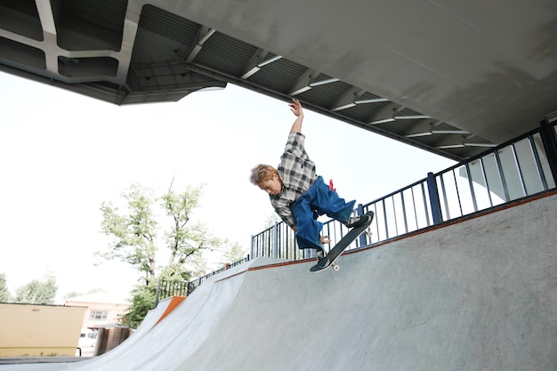 Adolescente patinando al aire libre