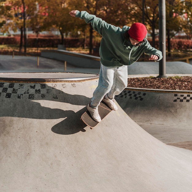 Adolescente con patineta divirtiéndose en el skatepark