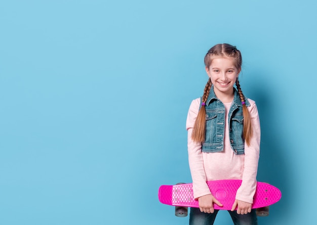 Adolescente con patineta rosa