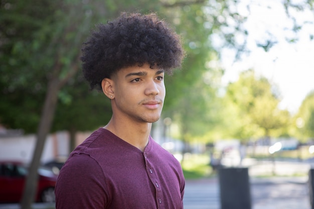 Adolescente con peinado afro.