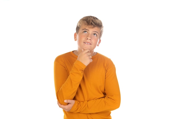 Foto adolescente pensativo en camiseta naranja